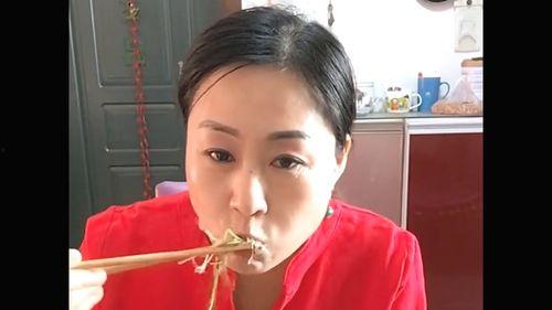 娱乐吃瓜酱大一的故事,娱乐吃瓜酱的青春初体验  第3张